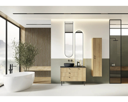 Světlá koupelna s vanou, umyvadlem, zrcadlem, vysokou skříní a sprchou.