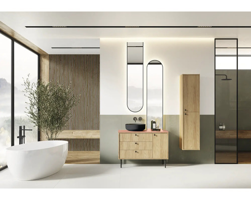 Moderní koupelna s volně stojící vanou, umyvadlovou skříňkou s umyvadlem na desku a zrcadlem