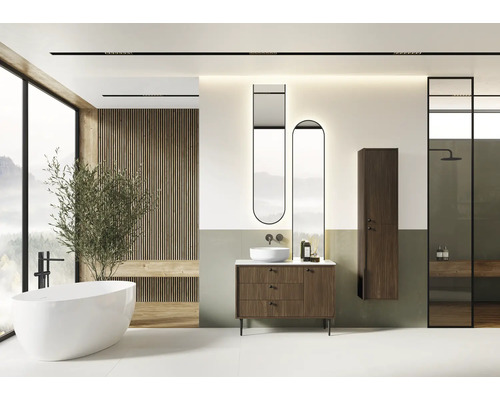 Moderní koupelna s volně stojící vanou, umyvadlem, zrcadly a sprchou.