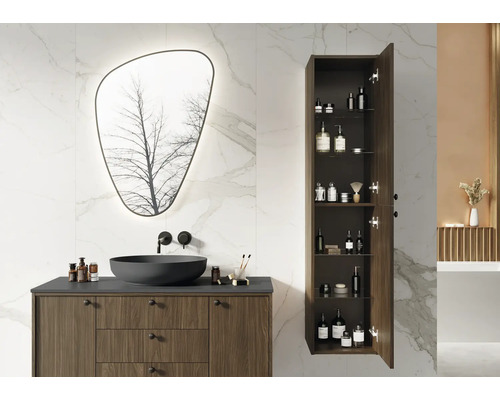 Koupelna s umyvadlovou skříňkou, zrcadlem a vysokou skříní