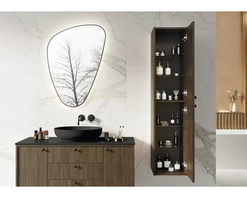 Moderní koupelna s umyvadlem, zrcadlem a vysokou skříní pro uložení koupelnových potřeb.