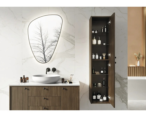 Koupelna s umyvadlem, zrcadlem a otevřenou vysokou skříní pro uskladnění