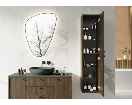 Světlá koupelna s umyvadlovou skříňkou, zrcadlem a otevřenou závěsnou skříňkou pro uložení toaletních potřeb.