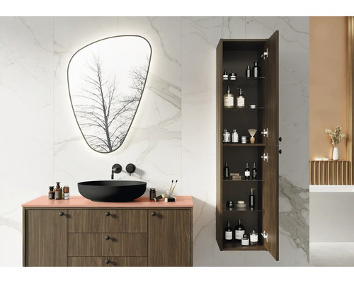 Koupelna s umyvadlovou skříňkou, umyvadlem na desku, zrcadlem a otevřenou vysokou skříňkou