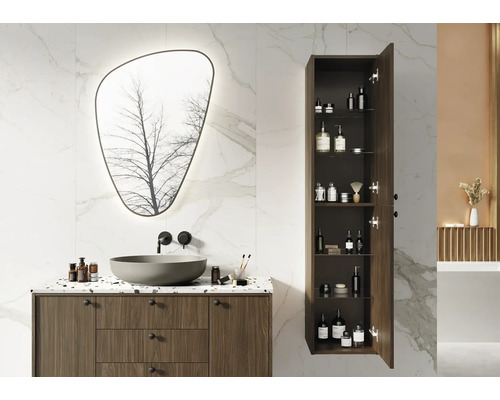 Koupelna s umyvadlem, zrcadlem a vysokou skříňkou pro uložení koupelnových potřeb