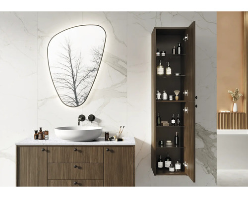 Moderní koupelna s umyvadlem, zrcadlem a otevřenou vysokou skříní pro uložení koupelnových potřeb