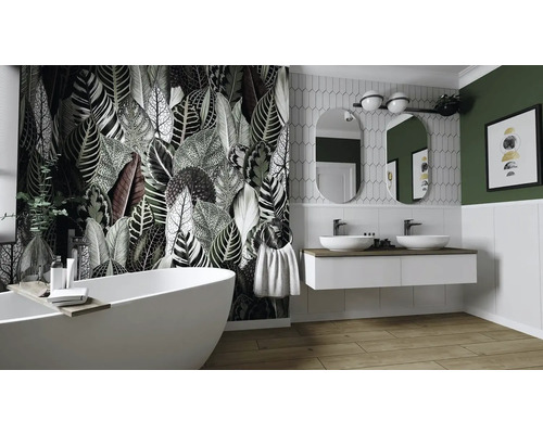 Světlá koupelna s vanou, skříňkou pod umyvadlo a tapetou s rostlinným vzorem