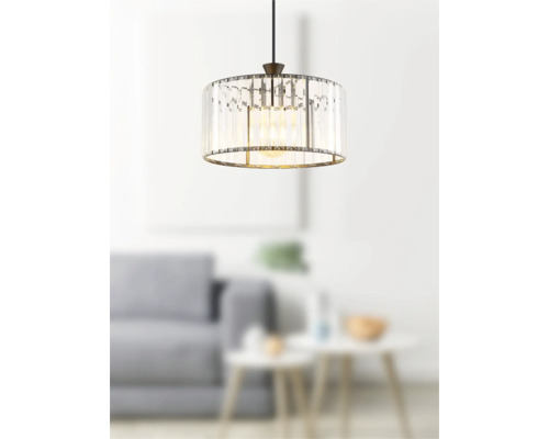 Závěsná lampa s průhlednými skleněnými tyčemi a kovovým rámem v obývacím pokoji