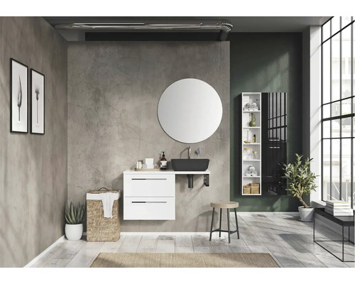 Moderní koupelna s umyvadlem, kulatým zrcadlem a bílým nábytkem.