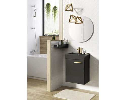 Koupelna s umyvadlovou skříňkou, zrcadlem, vanou a dekorací