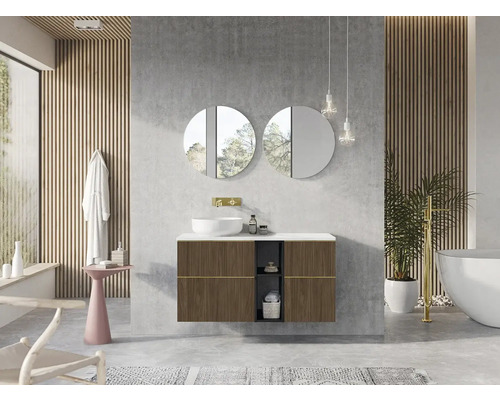 Moderní koupelna s umyvadlem, zrcadly a vanou