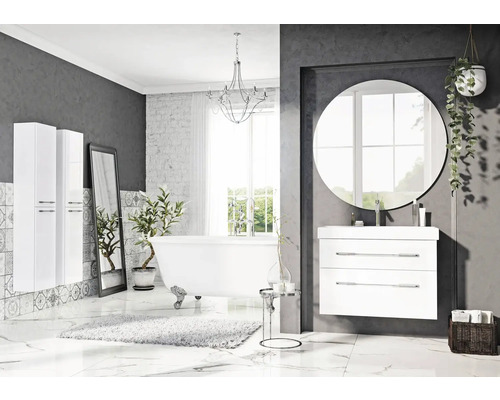 Moderní koupelna s vanou, umyvadlem, zrcadlem a koupelnovým nábytkem