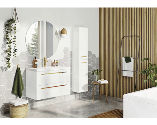 Koupelna s umyvadlem, zrcadlem, vysokou skříní a dřevěným obložením