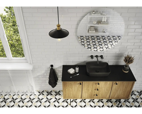 Světlá koupelna s umyvadlem, skříňkou pod umyvadlo a vzorovanými dlaždicemi