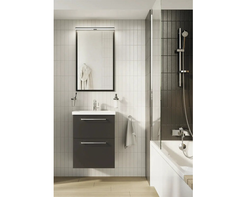 Koupelna s umyvadlovou skříňkou, zrcadlem, vanou a sprchovou zástěnou pro moderní atmosféru