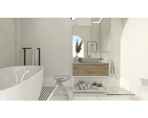 Světlá koupelna s volně stojící vanou, umyvadlem se zrcadlem a dekorativními prvky pro přátelskou atmosféru.