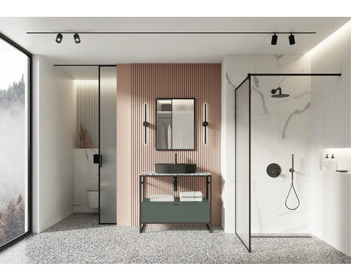 Světlá koupelna se sprchou, umyvadlová skříňka se zrcadlem, umyvadlo a ručníky