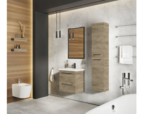 Světlá koupelna s umyvadlem, zrcadlovou skříňkou a ohřívačem ručníků