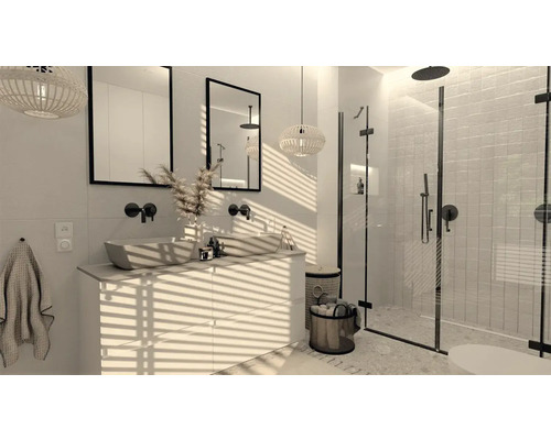 Světlá koupelna s dvojitým umyvadlem, zrcadly, sprchou a dekorativním osvětlením pro moderní design.