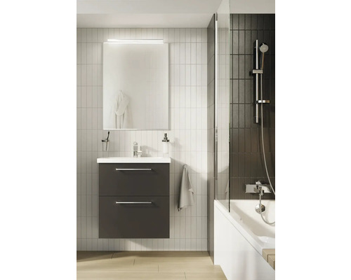 Moderní koupelna s umyvadlovou skříňkou, zrcadlem a sprchou