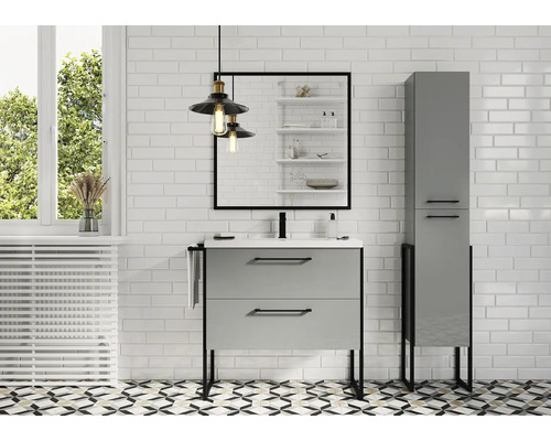 Koupelna s umyvadlovou skříňkou, zrcadlem, vysokou skříňkou a stropním svítidlem