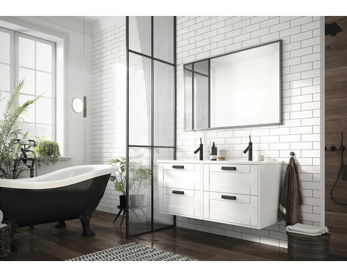 Světlá koupelna s vanou, umyvadlovou skříňkou, zrcadlem a sprchovou zástěnou