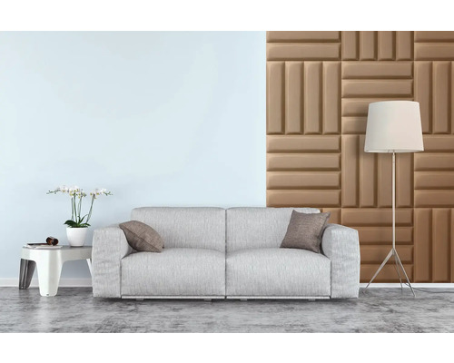 Obývací pokoj s pohovkou, stojací lampou a akustickými panely na stěně