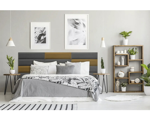 Ložnice s postelí, nočními stolky, regály a dekorativními prvky pro útulné prostředí.