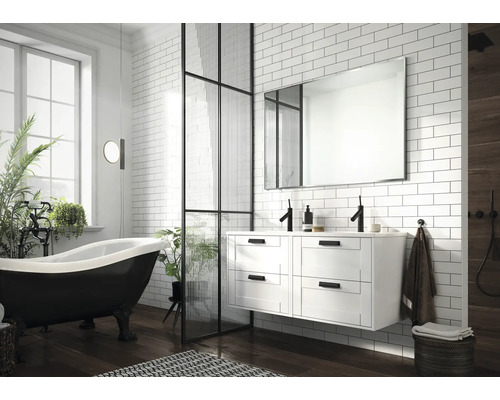 Koupelna s volně stojící vanou, umyvadlovou skříňkou, zrcadlem a skleněnou stěnou