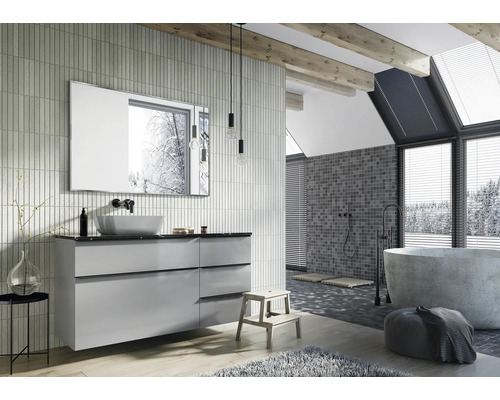 Koupelna s umyvadlem, zrcadlem, vanou a střešním oknem