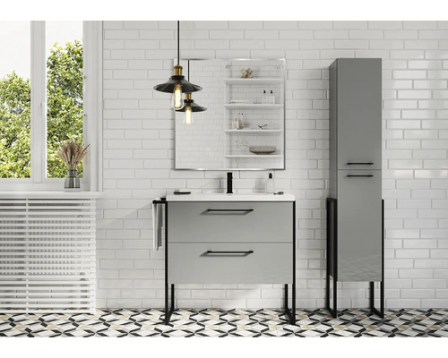 Moderní koupelna s umyvadlovou skříňkou, zrcadlovou skříňkou a vysokou skříňkou před bílou cihlovou zdí