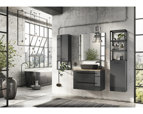 Koupelna v loftovém stylu s umyvadlovou skříňkou, zrcadlovou skříňkou a vysokou skříní