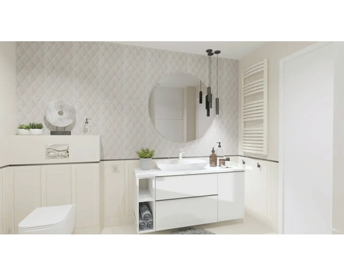 Světlá koupelna s umyvadlem, zrcadlem, topným tělesem a toaletou