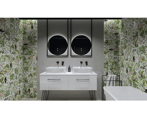 Koupelna s umyvadlem, zrcadly, vanou a obkladem s rostlinným vzorem