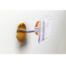 Instalace nástěnného vypínače s elektrickou krabicí a kabeláží