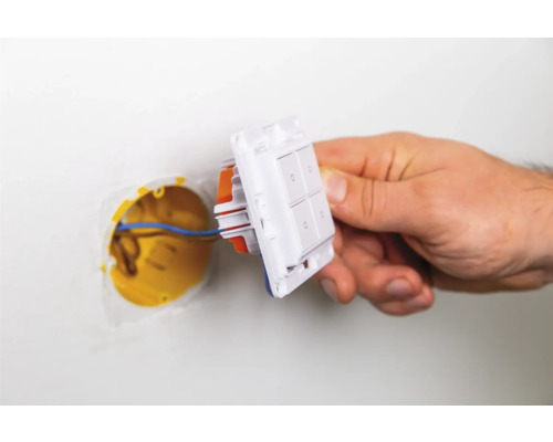 Instalace vypínače světla se čtyřmi spínači na stěně