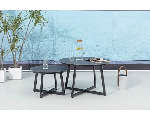 Dva šedé zahradní stolky s nápoji a dekoracemi na terase