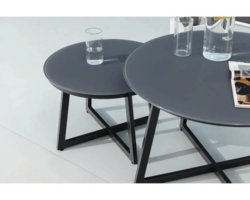 Dva šedé kulaté konferenční stolky s kovovým rámem