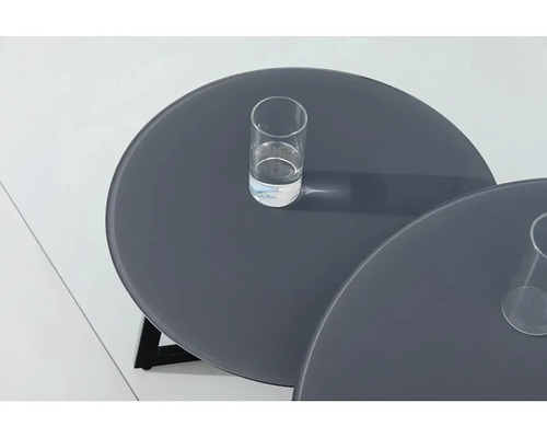 Dva kulaté konferenční stolky se sklenicemi na pití