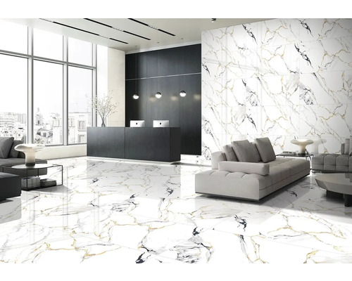 Prostorný pokoj s podlahovými a nástěnnými dlaždicemi se vzhledem mramoru, recepcí a posezením.