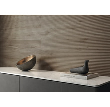 Nástěnná dekorace s vodorovně rýhovanými panely a ozdobnými prvky na komodě