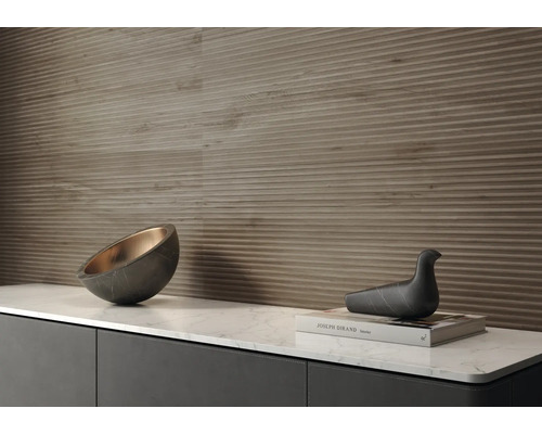 Nástěnná dekorace s vodorovně rýhovanými panely a ozdobnými prvky na komodě