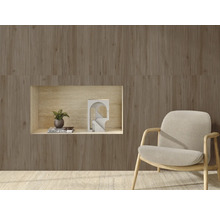 Návrh obývacího pokoje s rýhovanými stěnovými panely, křeslem a dekorací ve výklenku