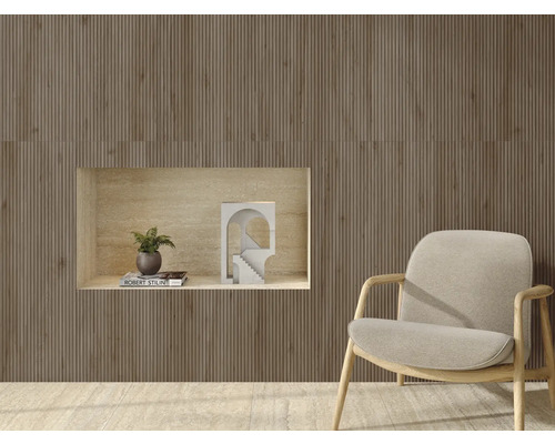 Návrh obývacího pokoje s rýhovanými stěnovými panely, křeslem a dekorací ve výklenku