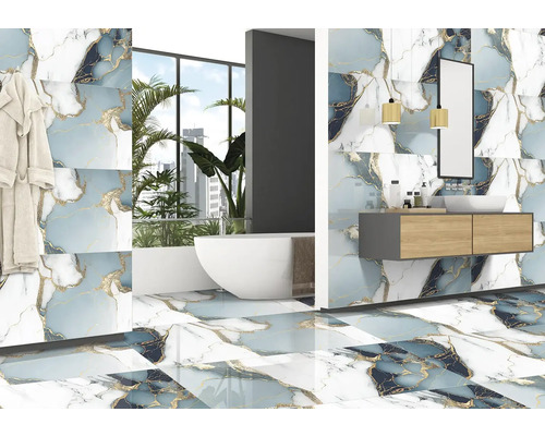 Koupelna s vanou, umyvadlem a obklady s mramorovým vzhledem