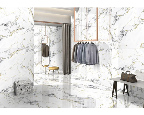 Světlá místnost s obklady se vzhledem mramoru, vybavená zrcadlem, tyčí na oblečení a sedací stoličkou