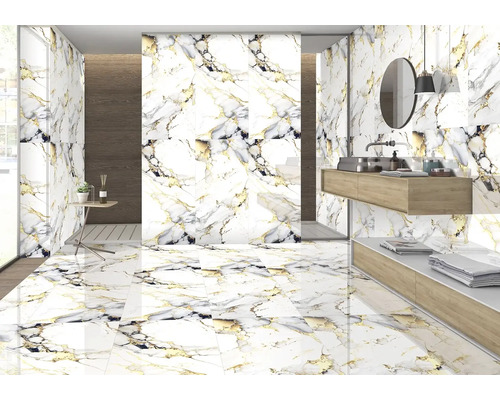 Světlá koupelna s podlahovými a nástěnnými dlaždicemi ve vzhledu mramoru