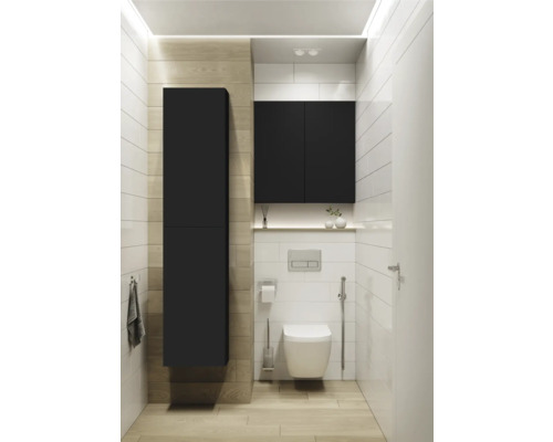 Moderní koupelna s černými závěsnými skříňkami, závěsným WC a světlými obklady.