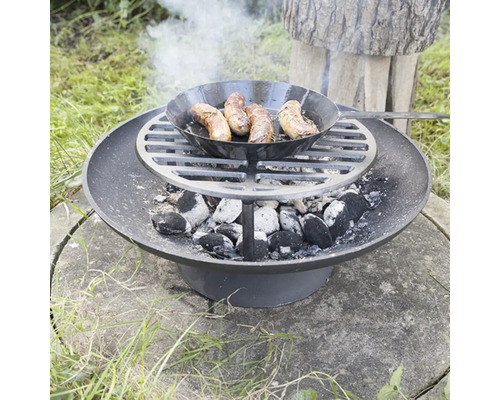 Venkovní gril s klobásami na dřevěném uhlí