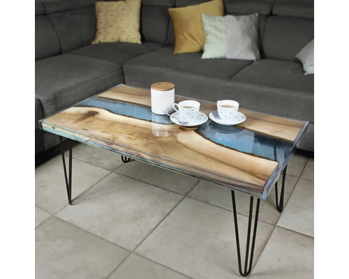 Konferenční stolek s dřevěnou deskou a epoxidovou pryskyřicí na kovových nohách